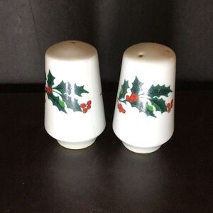 Salt and pepper shaker ￼vintage holly leaf’s and berries
